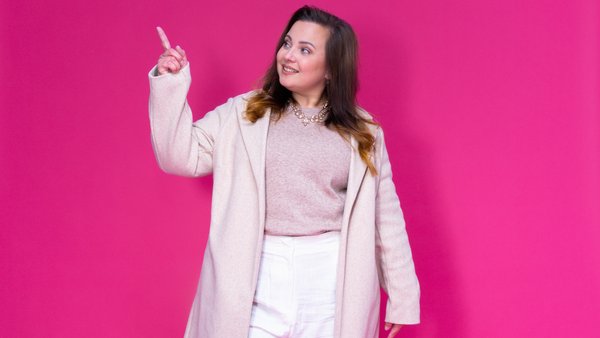I nostri servizi Ragazza che indica in alto