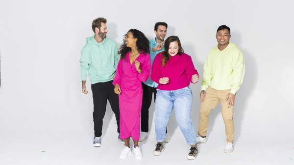 Chi è OVB? Gruppo di giovani con abiti colorati