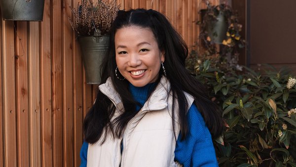 Considerazioni importanti sull’assicurazione vita Giovane donna sorride di fronte alla fotocamera