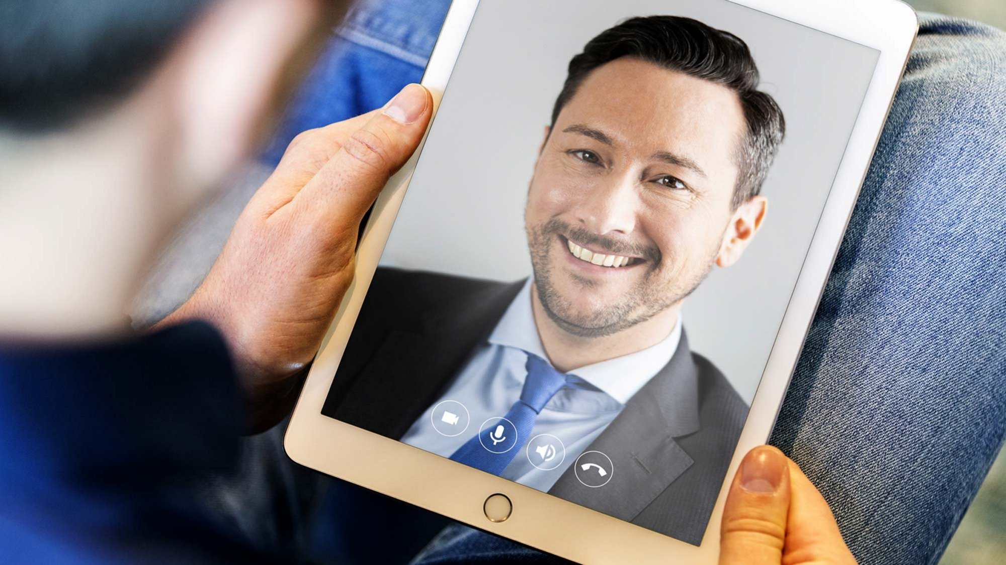 Foto del consulente sul tablet Foto del consulente sul tablet